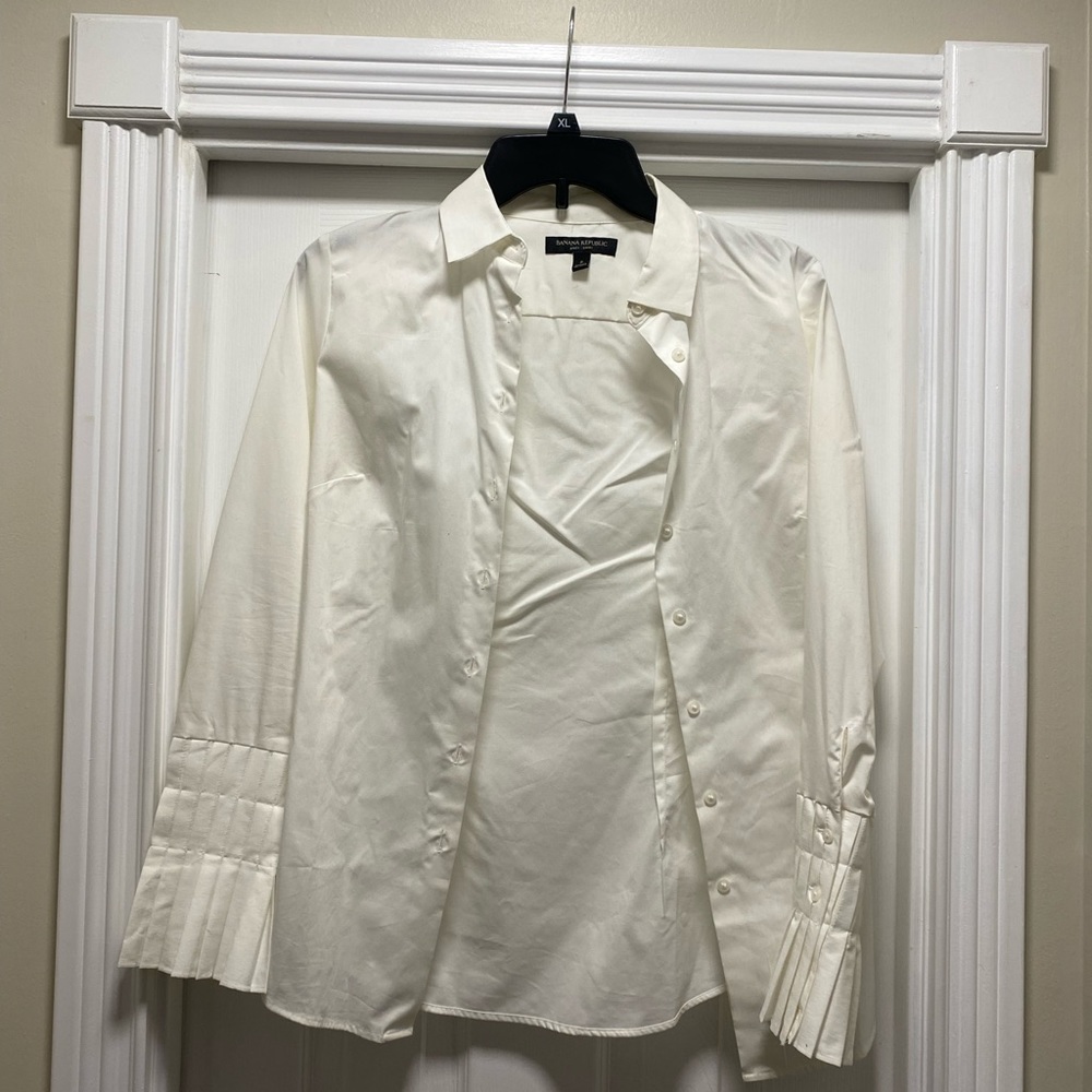 BANANA REPUBLIC CRINKLE SLEEVE BUTTON UP